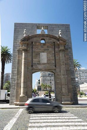 Puerta de la Ciudadela (Gate of the Citadel) - Department of Montevideo - URUGUAY. Photo #66633