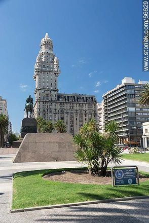 El mausoleo de Artigas y el palacio Salvo - Departamento de Montevideo - URUGUAY. Foto No. 66629
