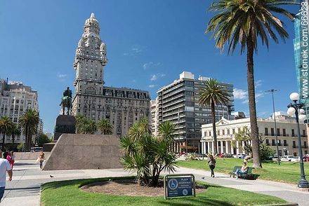 The mausoleum of Artigas and the palace Palacio Salvo - Department of Montevideo - URUGUAY. Photo #66628