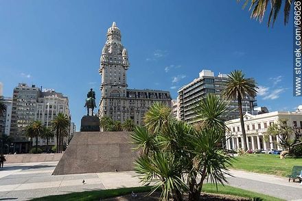 The mausoleum of Artigas and the palace Palacio Salvo - Department of Montevideo - URUGUAY. Photo #66626