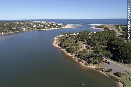 Foto aérea del arroyo Maldonado hacia la desembocadura al océano Atlántico - Punta del Este y balnearios cercanos - URUGUAY. Foto No. 66696