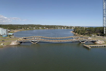 Vista aérea del puente ondulante Leonel Viera sobre el arroyo Maldonado - Punta del Este y balnearios cercanos - URUGUAY. Foto No. 66687