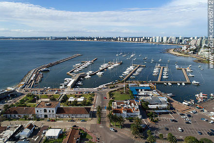 Vista aérea del Yatch Club y de la sede de la Prefectura Naval - Punta del Este y balnearios cercanos - URUGUAY. Foto No. 66712