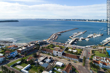 Vista aérea del Yatch Club y de la sede de la Prefectura Naval - Punta del Este y balnearios cercanos - URUGUAY. Foto No. 66710