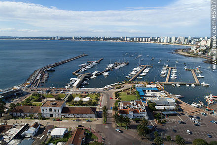 Vista aérea del Yatch Club y de la sede de la Prefectura Naval - Punta del Este y balnearios cercanos - URUGUAY. Foto No. 66707