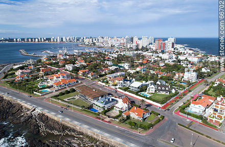 Vista aérea de la rambla Artigas y calles El Pampero, El Faro y Capitán Miranda - Punta del Este y balnearios cercanos - URUGUAY. Foto No. 66702