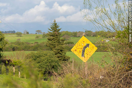 Señal de curva en el camino en el campo - Departamento de Colonia - URUGUAY. Foto No. 66738