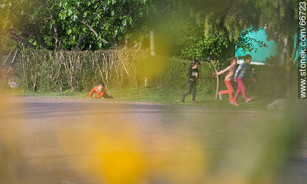 Niños jugando próximo a la cantera del cerro Carmelo - Departamento de Colonia - URUGUAY. Foto No. 66723
