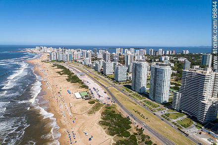 Vista aérea de la rambla Lorenzo Batlle Pacheco sobre playa Brava y sus torres - Punta del Este y balnearios cercanos - URUGUAY. Foto No. 66844