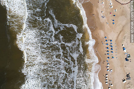 Vista cenital de la orilla de una playa -  - IMÁGENES VARIAS. Foto No. 66838