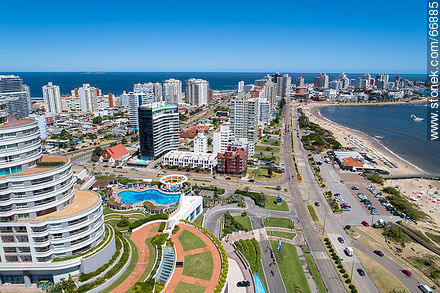 Vista aérea de la Rambla Williman hacia la Península - Punta del Este y balnearios cercanos - URUGUAY. Foto No. 66885