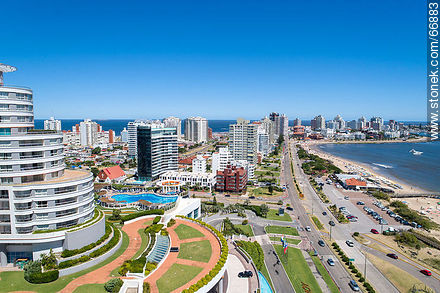 Vista aérea de la Rambla Williman hacia la Península - Punta del Este y balnearios cercanos - URUGUAY. Foto No. 66883