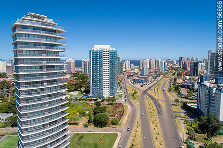 Vista aérea de torres de la Avenida Artigas hacia la Península - Punta del Este y balnearios cercanos - URUGUAY. Foto No. 66866
