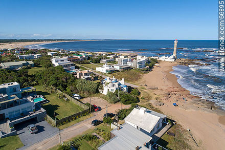 Vista aérea del balneario y el faro - Punta del Este y balnearios cercanos - URUGUAY. Foto No. 66895