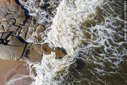 Vista cenital del mar rompiendo sobre las rocas de la orilla - Punta del Este y balnearios cercanos - URUGUAY. Foto No. 66891