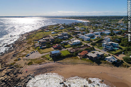 Vista aérea del balneario hacia el oeste - Punta del Este y balnearios cercanos - URUGUAY. Foto No. 66909