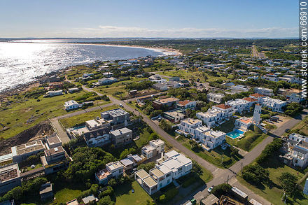 Vista aérea del balneario hacia el oeste - Punta del Este y balnearios cercanos - URUGUAY. Foto No. 66910