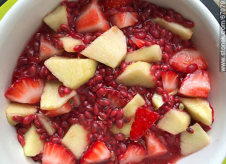 Ensalada de frutas con mburucuyá, frutillas, manzanas y jugo de naranja -  - IMÁGENES VARIAS. Foto No. 67079