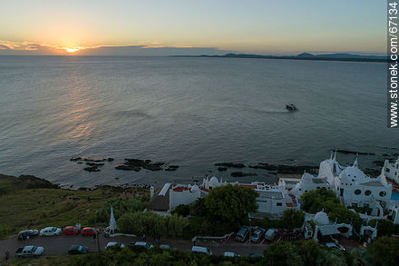 Vista aérea del sol poniente desde Casapueblo - Punta del Este y balnearios cercanos - URUGUAY. Foto No. 67134