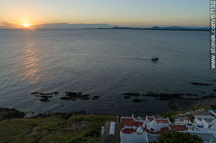 Vista aérea del sol poniente desde Casapueblo - Punta del Este y balnearios cercanos - URUGUAY. Foto No. 67132