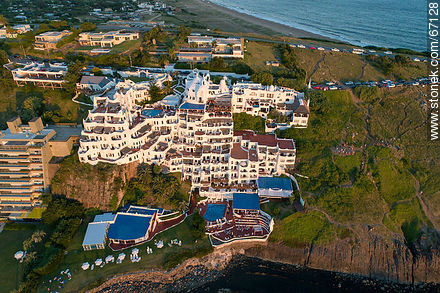 Vista aérea del hotel Casapueblo en Punta Ballena - Punta del Este y balnearios cercanos - URUGUAY. Foto No. 67128
