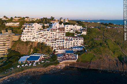 Vista aérea del hotel Casapueblo en Punta Ballena - Punta del Este y balnearios cercanos - URUGUAY. Foto No. 67125