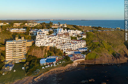 Vista aérea del hotel Casapueblo en Punta Ballena - Punta del Este y balnearios cercanos - URUGUAY. Foto No. 67123