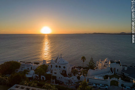 Vista aérea del sol poniente desde Casapueblo - Punta del Este y balnearios cercanos - URUGUAY. Foto No. 67115