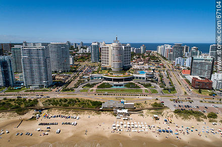 Foto aérea de la Playa Mansa y el Hotel Enjoy (ex Conrad) - Punta del Este y balnearios cercanos - URUGUAY. Foto No. 67104