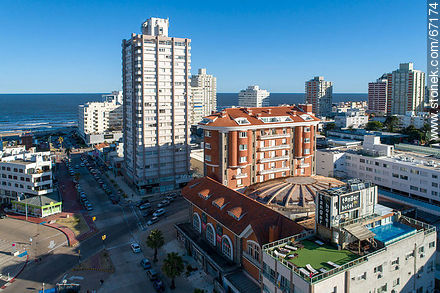 Foto aérea de la calle 31, del Edificio Míguez, torre Gattas, Santos Dumont y Torre del Sol - Punta del Este y balnearios cercanos - URUGUAY. Foto No. 67174
