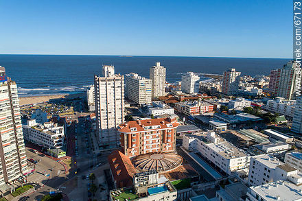 Foto aérea de la calle 31, del Edificio Míguez, torre Gattas, Santos Dumont y Torre del Sol - Punta del Este y balnearios cercanos - URUGUAY. Foto No. 67173