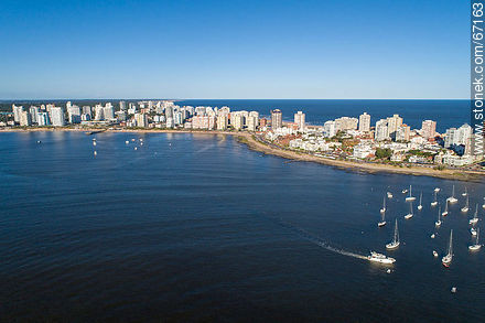 Vista aérea de la bahía de Punta del Este - Punta del Este y balnearios cercanos - URUGUAY. Foto No. 67163