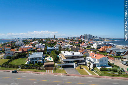 Vista aérea del extremo sur de la Rambla Artigas - Punta del Este y balnearios cercanos - URUGUAY. Foto No. 67179