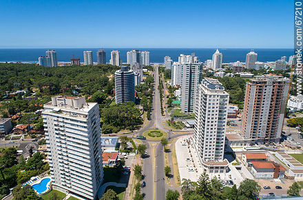 Vista aérea de la avenida Roosevelt al sur - Punta del Este y balnearios cercanos - URUGUAY. Foto No. 67210