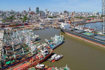 Foto aérea del puerto de Montevideo con fondo de la Ciudad Vieja - Departamento de Montevideo - URUGUAY. Foto No. 67229