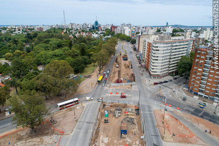 Vista aérea de la construcción del túnel de Av. Italia por debajo de las avenidas Ricaldoni y Centenario - Departamento de Montevideo - URUGUAY. Foto No. 67251