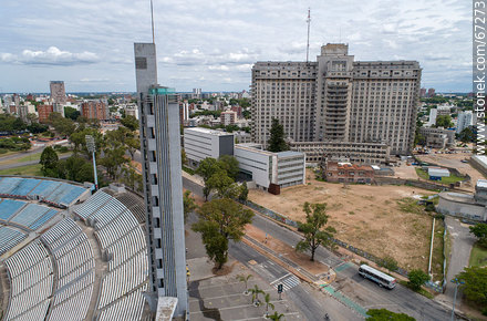 Vista aérea de la Avenida Ricaldoni, Área de la Salud, escuelas de medicina, CUDIM, torre de los homenajes del Estadio Centenario - Departamento de Montevideo - URUGUAY. Foto No. 67273