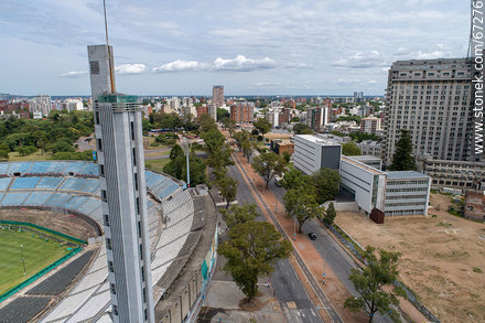 Vista aérea de la Avenida Ricaldoni, Área de la Salud, escuelas de medicina, CUDIM, torre de los homenajes del Estadio Centenario - Departamento de Montevideo - URUGUAY. Foto No. 67276