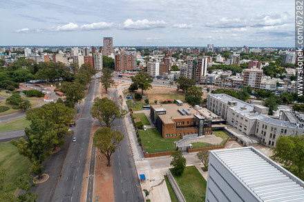 Vista aérea de la Avenida Ricaldoni, Área de la Salud, escuelas de medicina, CUDIM - Departamento de Montevideo - URUGUAY. Foto No. 67282