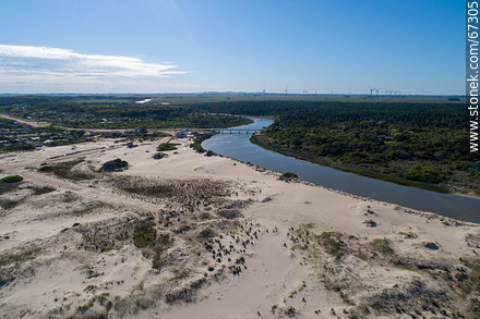 Vista aérea del arroyo Chuy en su desembocadura en el Océano Atlántico. Límite fronterizo con Brasil - Departamento de Rocha - URUGUAY. Foto No. 67305