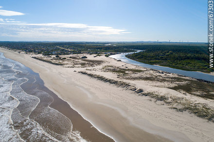 Vista aérea del arroyo Chuy en su desembocadura en el Océano Atlántico. Límite fronterizo con Brasil - Departamento de Rocha - URUGUAY. Foto No. 67303