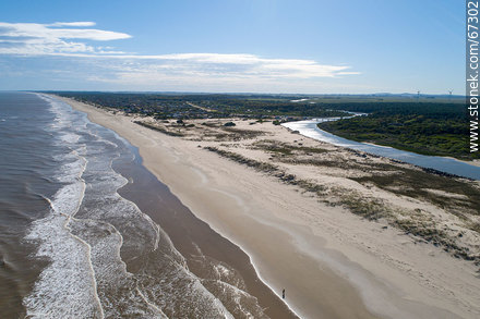 Vista aérea del arroyo Chuy en su desembocadura en el Océano Atlántico. Límite fronterizo con Brasil - Departamento de Rocha - URUGUAY. Foto No. 67302