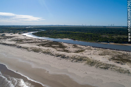 Vista aérea del arroyo Chuy en su desembocadura en el Océano Atlántico. Límite fronterizo con Brasil - Departamento de Rocha - URUGUAY. Foto No. 67301