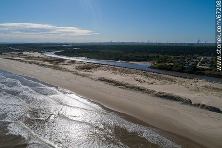 Vista aérea del arroyo Chuy en su desembocadura en el Océano Atlántico. Límite fronterizo con Brasil - Departamento de Rocha - URUGUAY. Foto No. 67298