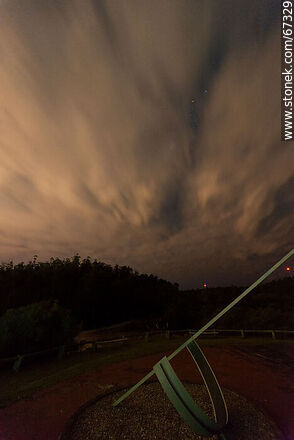 Nubes y estrallas desde el reloj solar - Departamento de Lavalleja - URUGUAY. Foto No. 67329