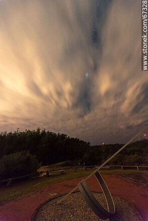 Nubes y estrallas desde el reloj solar - Departamento de Lavalleja - URUGUAY. Foto No. 67328