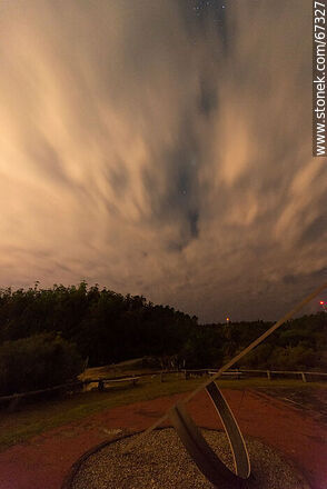 Nubes y estrallas desde el reloj solar - Departamento de Lavalleja - URUGUAY. Foto No. 67327