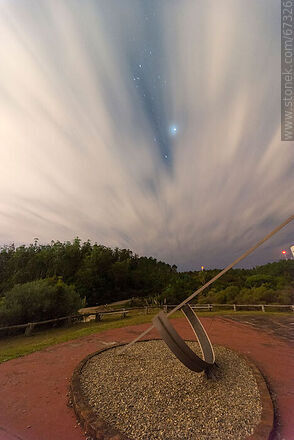 Nubes y estrallas desde el reloj solar - Departamento de Lavalleja - URUGUAY. Foto No. 67326