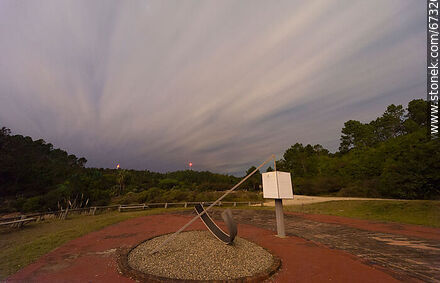 Nubes y estrallas desde el reloj solar - Departamento de Lavalleja - URUGUAY. Foto No. 67325