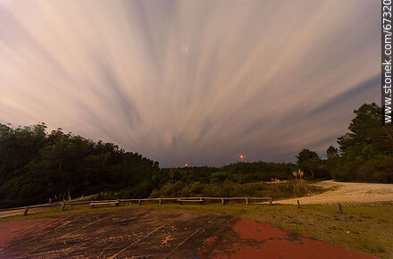 Nubes y estrallas desde el reloj solar - Departamento de Lavalleja - URUGUAY. Foto No. 67324